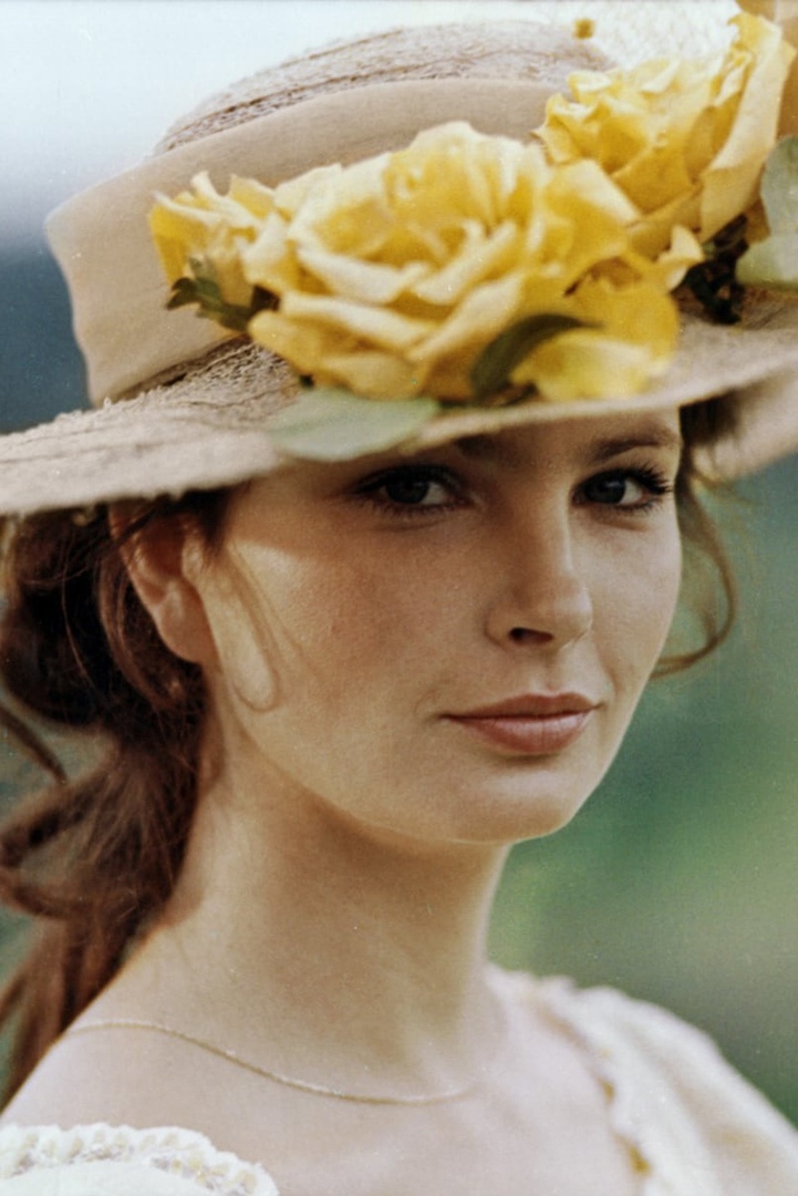 За оградами пыльных дорог