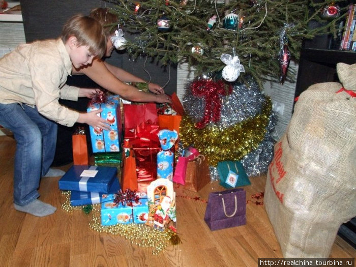 Подарок ребенку россия. Мальчик с подарком под елкой. Новогодний подарок мальчику 7 лет на новый год. Подарок ребенку на новый год 4 года. Подарок на новый год мальчику 8 лет.
