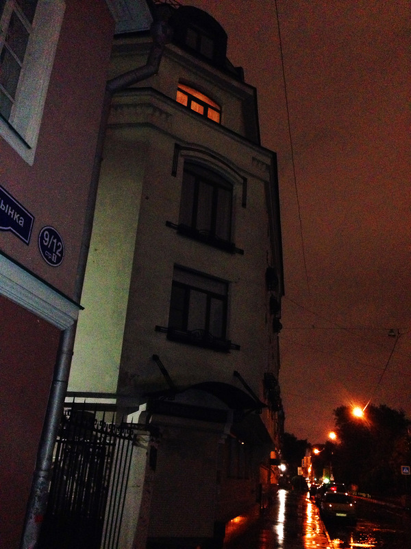 ещё и двух минут...