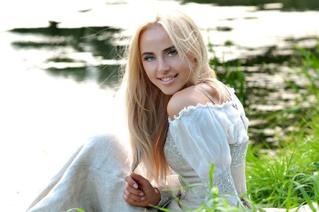 Взгляд из-под ресниц лучистый!