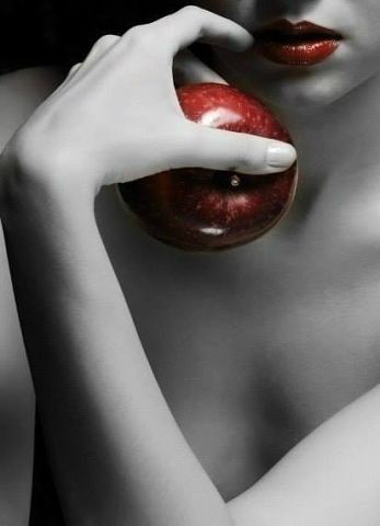 Ты вдалеке, ты где-то тенью бродишь!