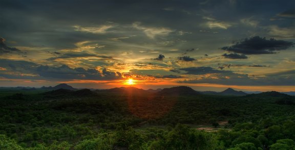 Бархат ночи с рассветом уходит...