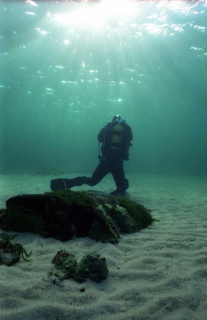 Самое глубокое дно байкала. Дно Байкала глубина. Дно озера. Дно глубокого озера. Озеро Байкал под водой.