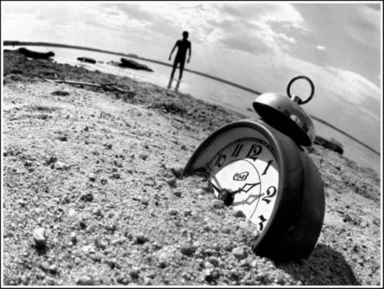 лишь притаившись... слышно тиканье часов