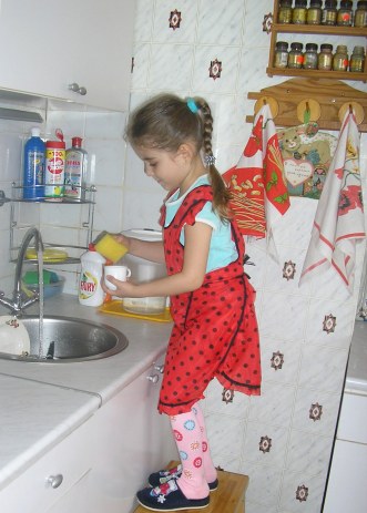 Дочка моет посуду. Мамина помощница на кухне. Девочка помощница на кухне. Девочка моет посуду.