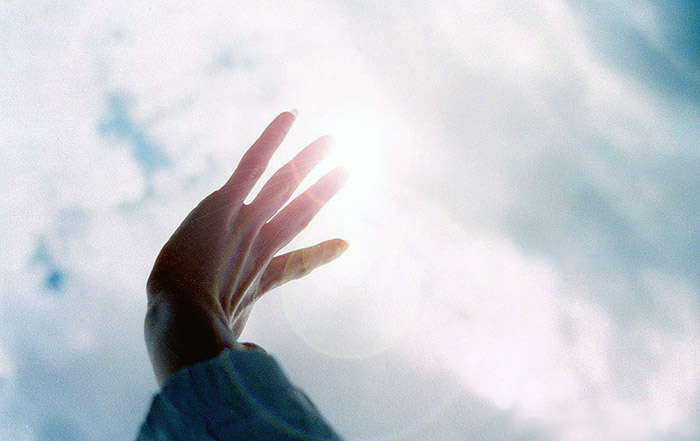 Дотянуться рукой песня. Рука тянется к небу. До неба рукой. Дотянуться рукой. Руки в небеса.