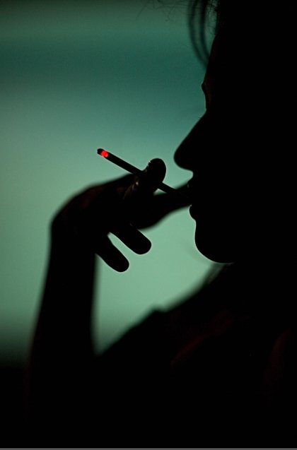 Курит женщина...