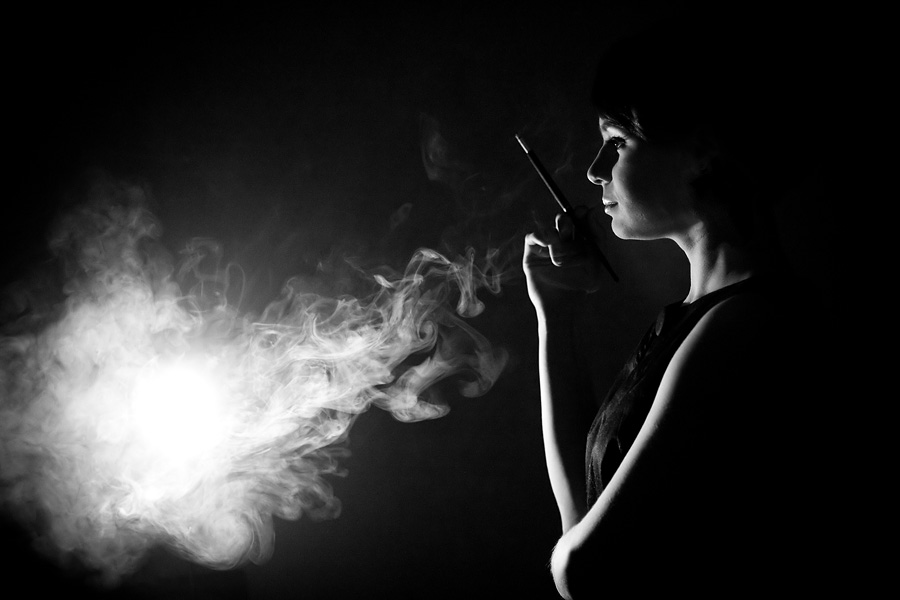 Курите дым песня. Дым сигарет. Сигаретный дым. Девушка в дыму. Дымящаяся сигарета.
