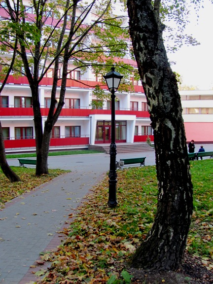 А мнится только ваша дверь...