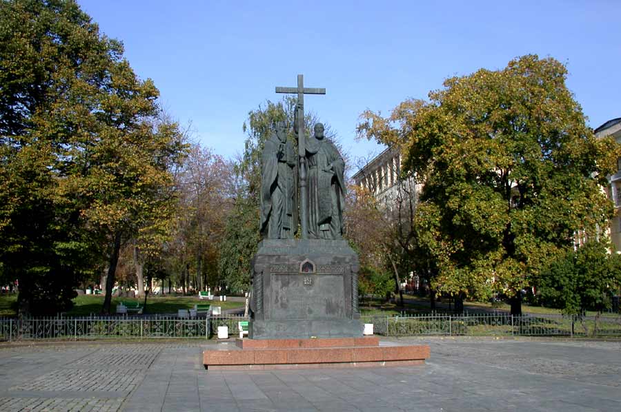 Памятник кириллу и мефодию в москве