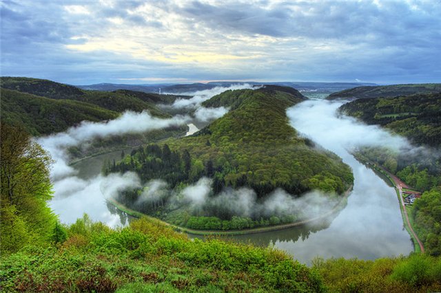 У излучины реки