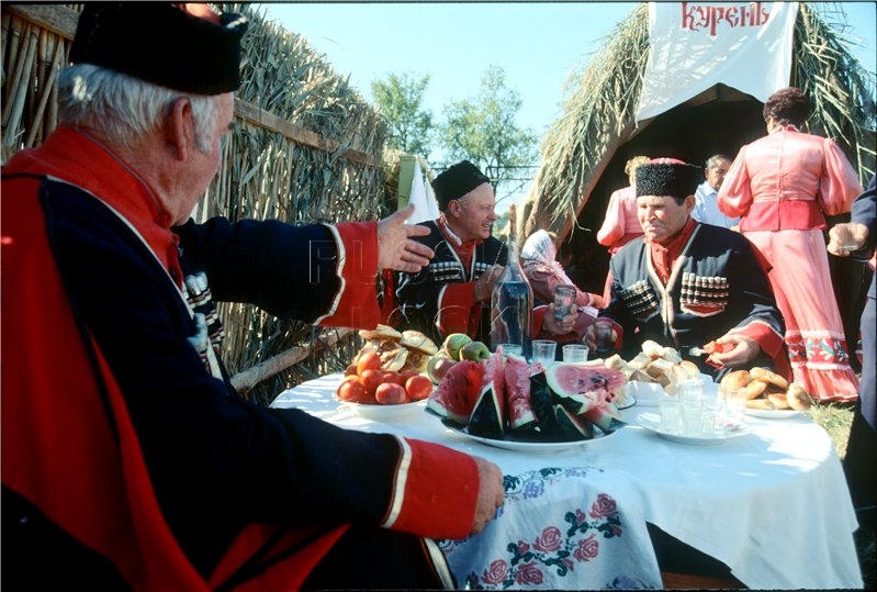 Гостеприимство на дону. Гостеприимство на дону. Донские казаки на кубани. Гостеприимство каравай. Донские казаки застолье.