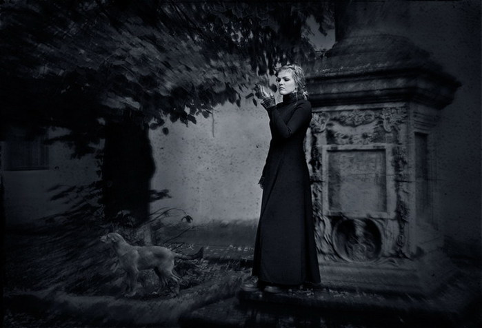 На кладбище...