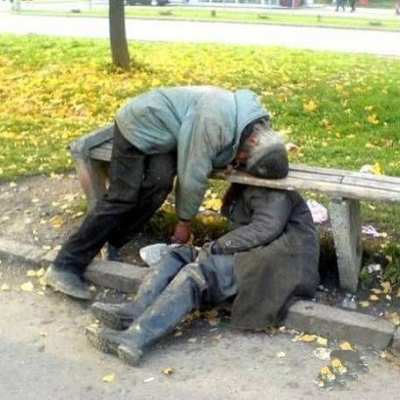 Мужчины топят в алкоголе