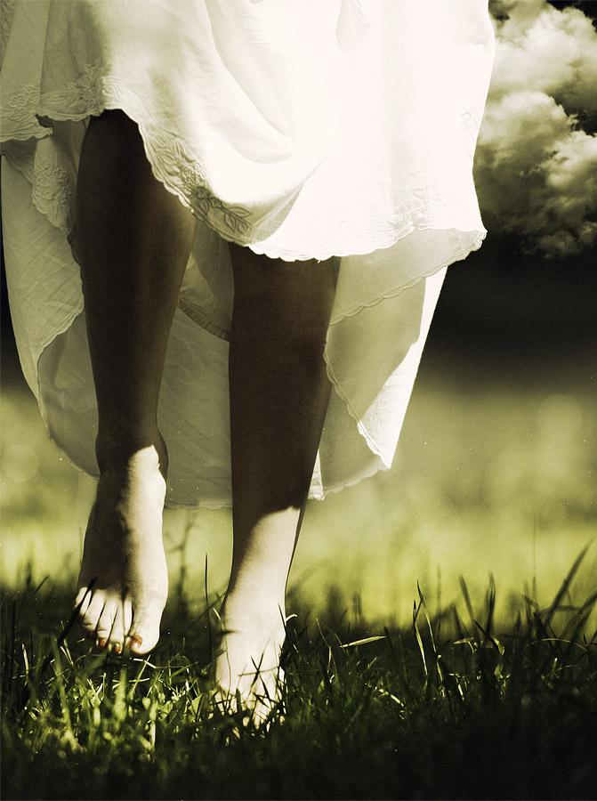 И ты словно мокрая курица. Босиком. Босая по траве. Девушка в платье босиком по траве. Ходить босиком.