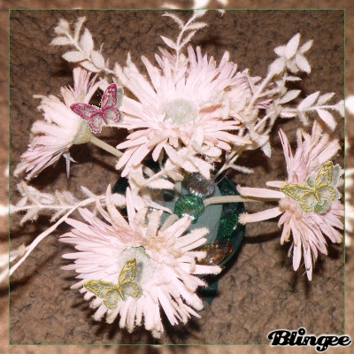 Розы и хризантема