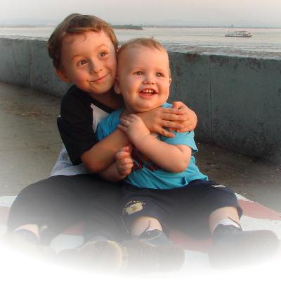 Внуки жмутся ближе к деду