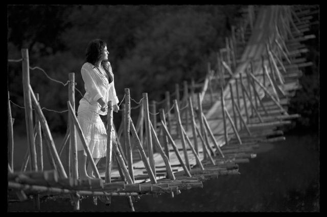 Фотосессия в платье на мостике. Девушка на мосту песня. Девушка на качелях. Девушка на мосту песня. Девушка на мосту со спины.