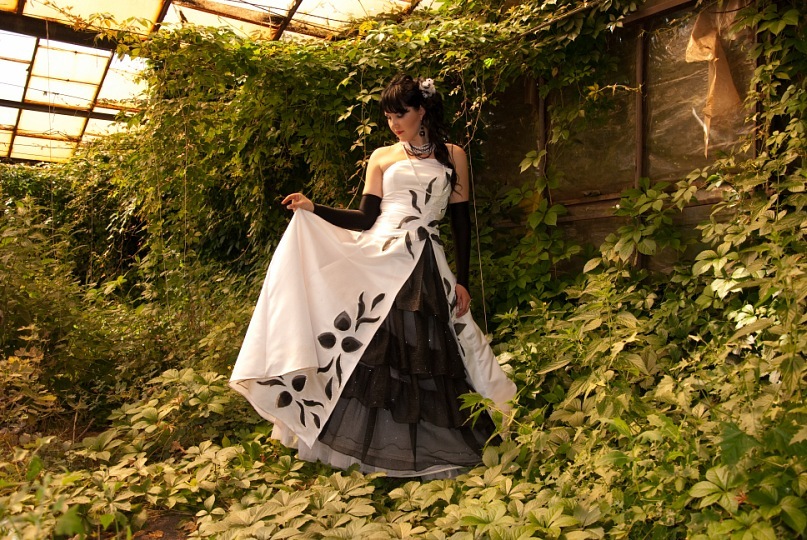 Листья черные на белом