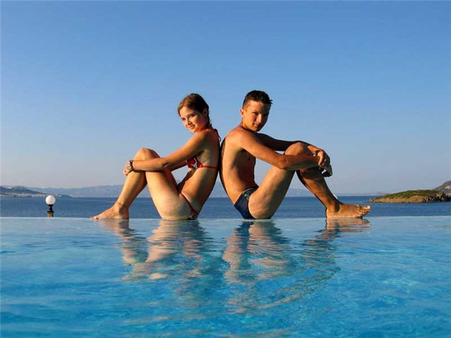 Спиной к спине биение сердца слыша...