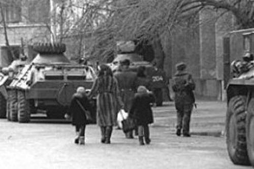 Всем не до кукол в стране 90-й