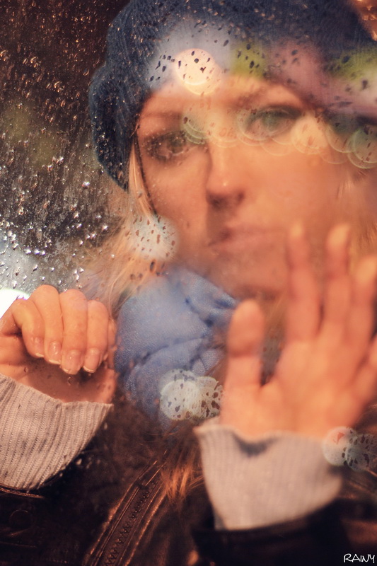 Скучная унылая. Девушка у окна дождь. Портрет с дождем. Холод осень девушки дождь. Дождь девушка холодно.