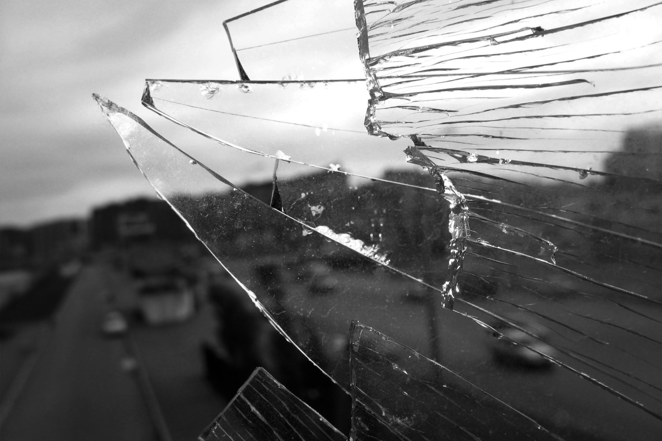 Почти разбитый. Разбитое окно. Треснутое стекло. Треснувшее окно. Осколки разбитого окна.