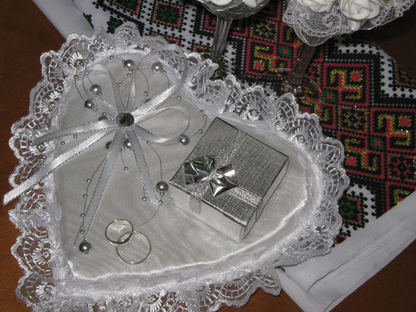 Обручальных колец серебро защитит...