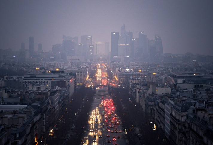 Необъятность большого и хмурого города...