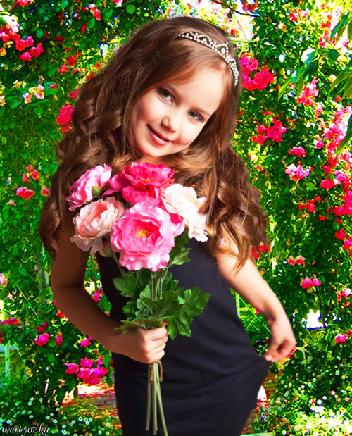 Розочкой ребенка. Девочка с розой. Фотосессия в розах детей. Маленький букет цветов для девочки. Маленькая девочка с розами.
