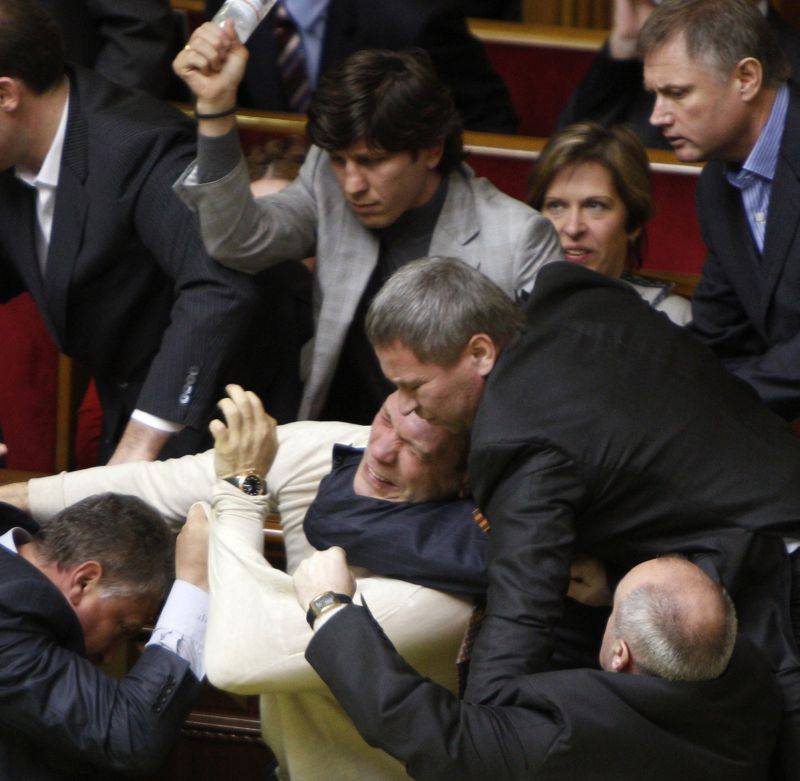 Весело живем в доме под стеклом...