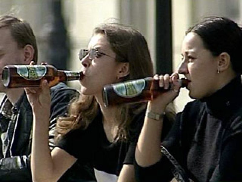 Видео пить курить. Курящая и пьющая молодежь. Курящие и пьющие подростки. Пьют и курят. Пьющие молодые девушки.