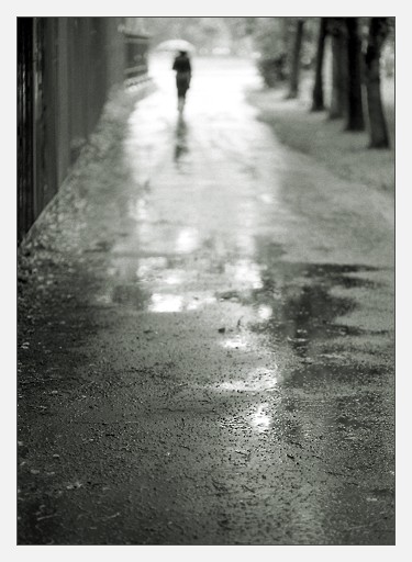 Дождь одиночество. Художница monika luniak. Рассказ она уходит в дождь. Стихи про дождь и любовь красивые. Человек уходит в дождь.