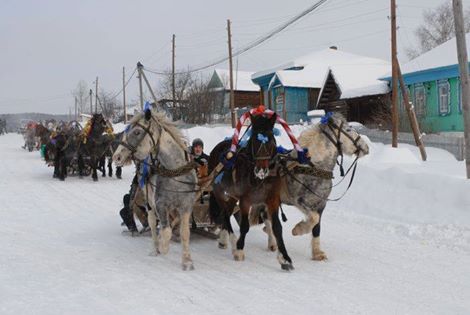 Мчится тройка, следом вьюга...