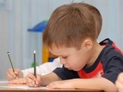 Ребенок, сидя у окна...