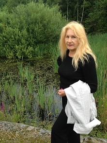 Рядом лес шумит...