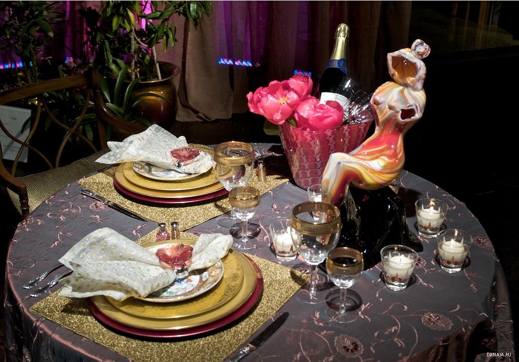 Гостей ждал накрытый стол. Сервировка стола для романтического ужина. Красивая сервировка стола на двоих. Стол для романтического ужина. Накрытый стол на двоих.