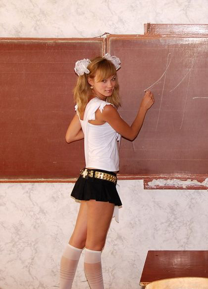 в школьные годы - девчонка