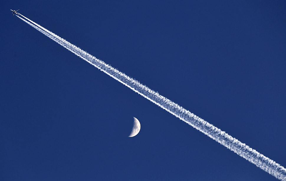 полосы от самолета на небе. инверсионный след. инверсионный след от самолета. след самолета. хвост самолета.