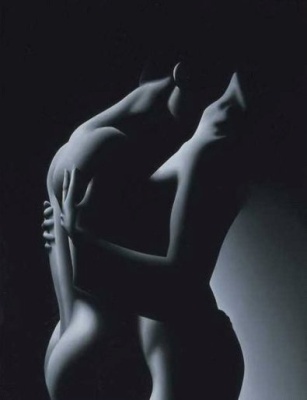 Поцелуй сомкнет уста...