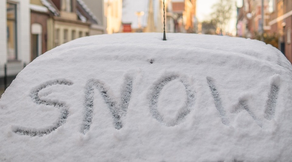 Снег неразборчив, впрочем, как и пыль