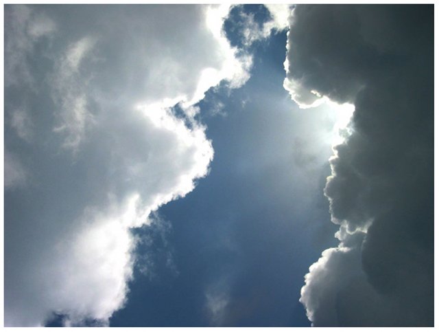 Разрыдалось небо в облаках-ресницах...