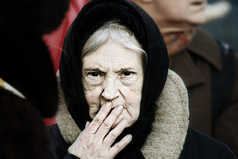 Старушка заметить. Старая женщина в платке. Женщина в черном платке пожилая. Старуха в черном платке. Бабушка в черном платке.