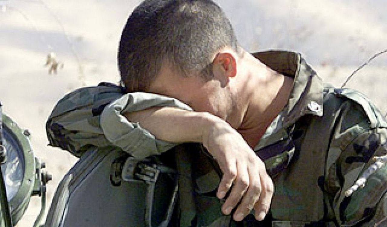 Уставшим от войны. Грустный солдат. Плачущий российский солдат.
