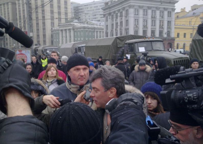 от бастующих...