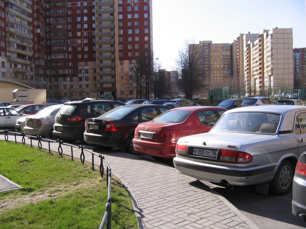 Среди разноцветных жестянок