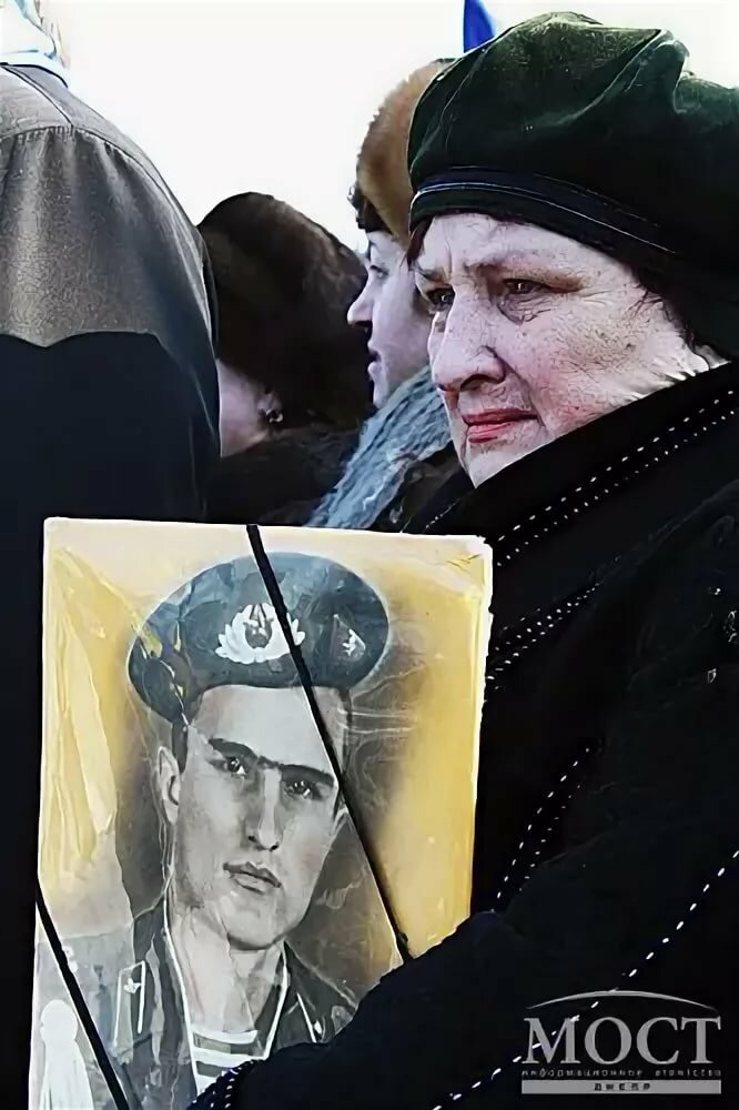 Матери погибших бойцов. Мать погибшего солдата. Солдатские матери. Плач матери над гробом.