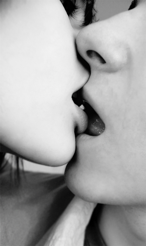 Лесбиянки поцелую нежно. Поцелуй. Поцелуй с язычком. Страстный поцелуй с языком. Картинки поцелуя в губы.
