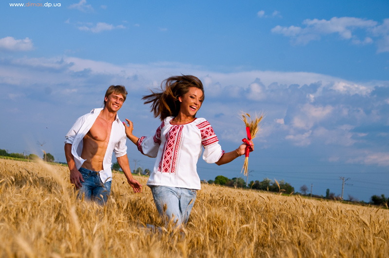 Молодые люди в поле. Счастливый человек в поле. Фотосессия в пшеничном поле. Славяне в поле. Счастливые русские люди.