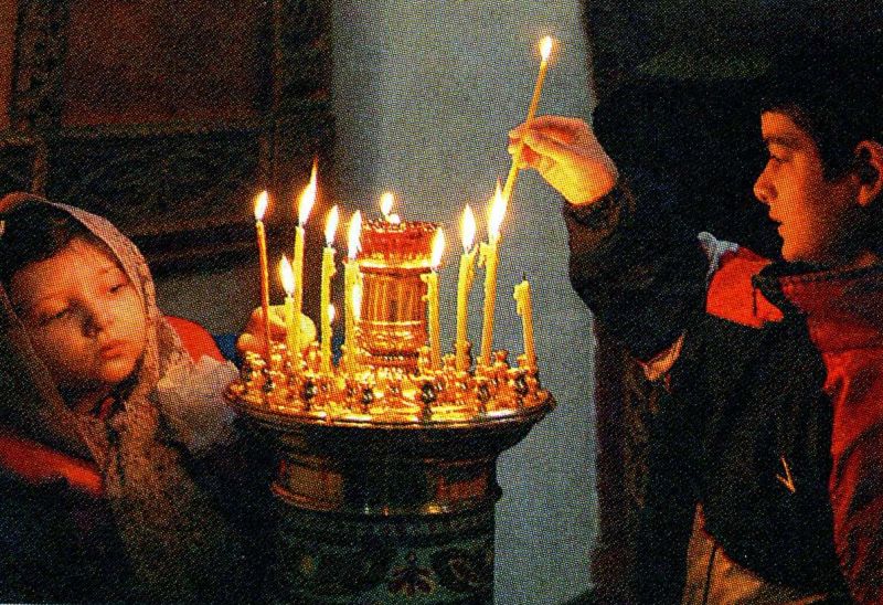 рождество в храме. пасха храм. ребенку ставить свечку. пасха в храме свечи. ребенку ставить свечку.